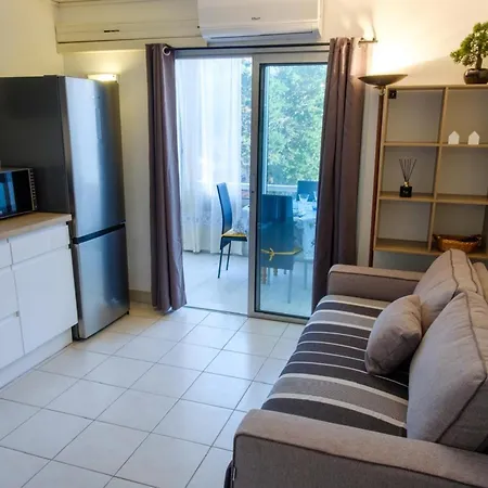 Near The 圣马克西姆